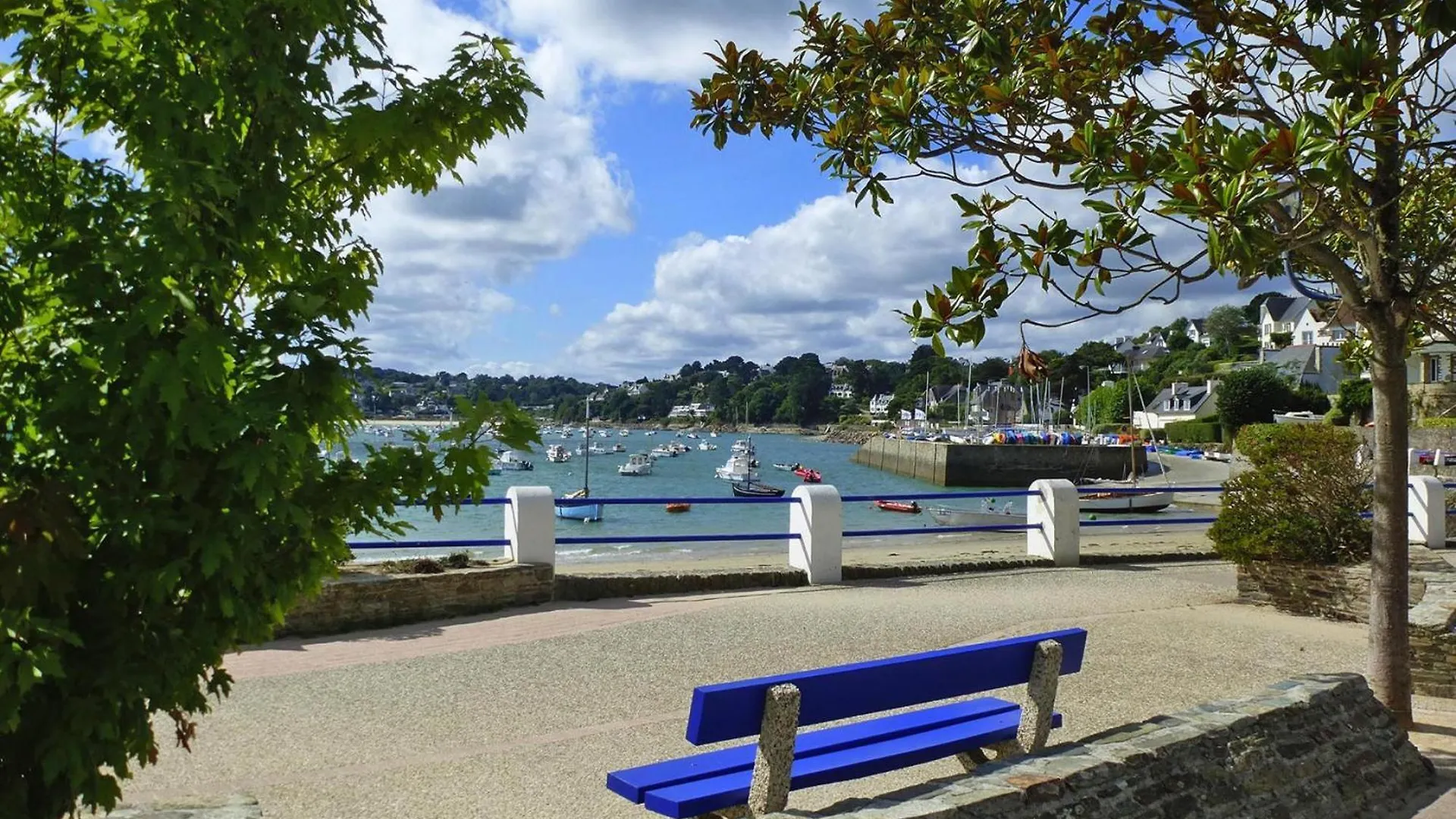 Breton House In Locquirec, Near Beach Hébergement de vacances Locquirec